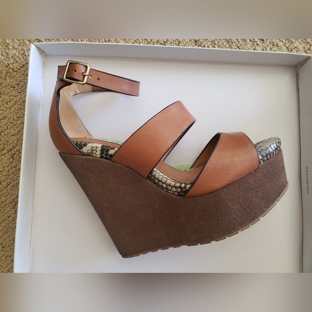 Steve Madden Wedge w/ snakeskin